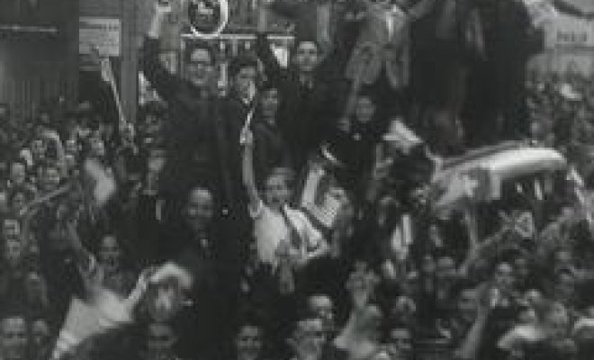 À Genève, l’armistice est fêtée dans l’euphorie dans la rue. Ciné-Journal suisse du 11 mai 1945