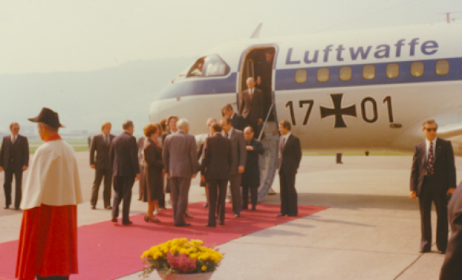 Le 22 septembre 1977, le Président de la Confédération K. Furgler et le Conseiller fédéral P. Graber reçoivent le Président de la RFA W. Scheel et le Ministre des Affaires étrangères H.-D. Genscher à l’aéroport de Belp. Source: dodis.ch/50276.