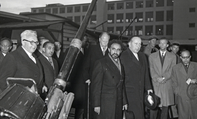 Emil Georg Bührle (au fond, avec une canne) montre ses canons à l'empereur éthiopien Haïlé Sélassié (au centre) en novembre 1954 (Björn Erik Lindros, ETH Bildarchiv).