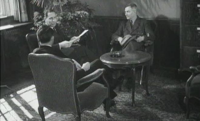 De gauche à droite: le Conseiller fédéral Max Petitpierre en discussion avec le Ministre Eduard Zellweger (Belgrade) et Hermann Flückiger, premier envoyé diplomatique à Moscou. Ciné-Journal suisse du 5.4.1946.