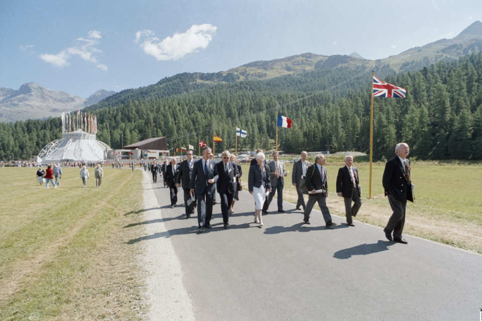 Les quelque 1200 invités suisses et étrangers réunis à Sils, le 7 septembre 1991, pour la «Journée de l’Europe». Les discours et la cérémonie se tiennent sous la tente de Botta, le «symbole» des célébrations du 700e anniversaire. (dodis.ch/60332)