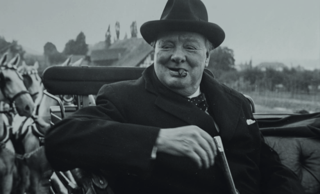 Winston Churchill am 17. September 1946 in einer offenen Kutsche auf dem Frischingweg in Köniz